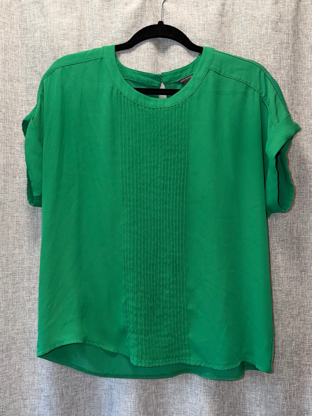 Ann Taylor Emerald Green Short-Sleeve Pintuck Blouse Med - Picture 1 of 4
